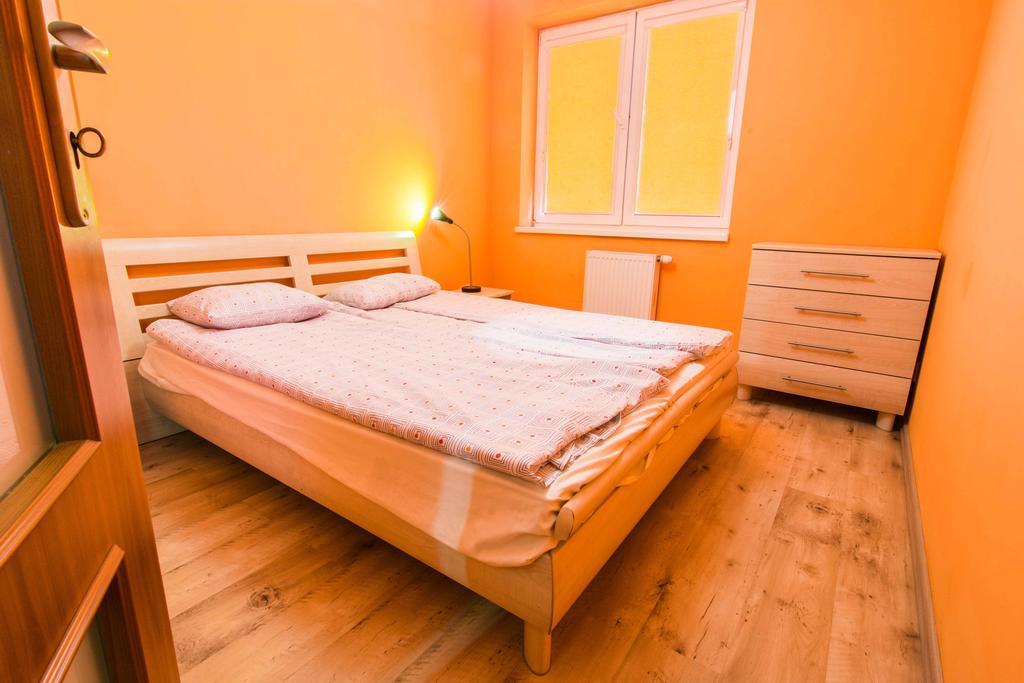 Red Apartment Wrocław Rum bild
