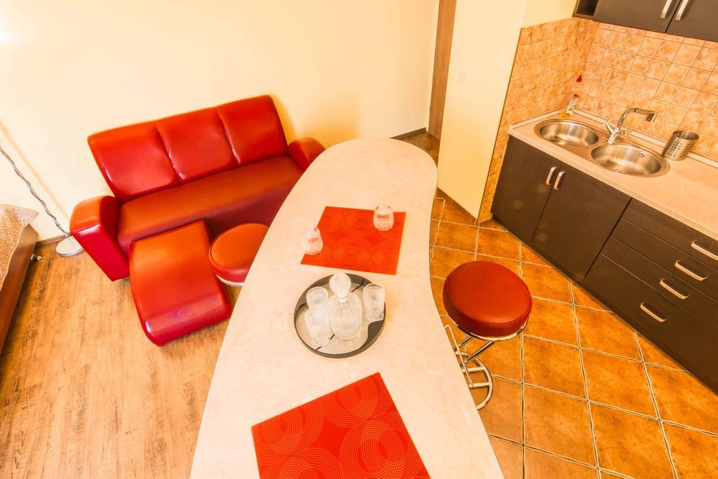 Red Apartment Wrocław Rum bild