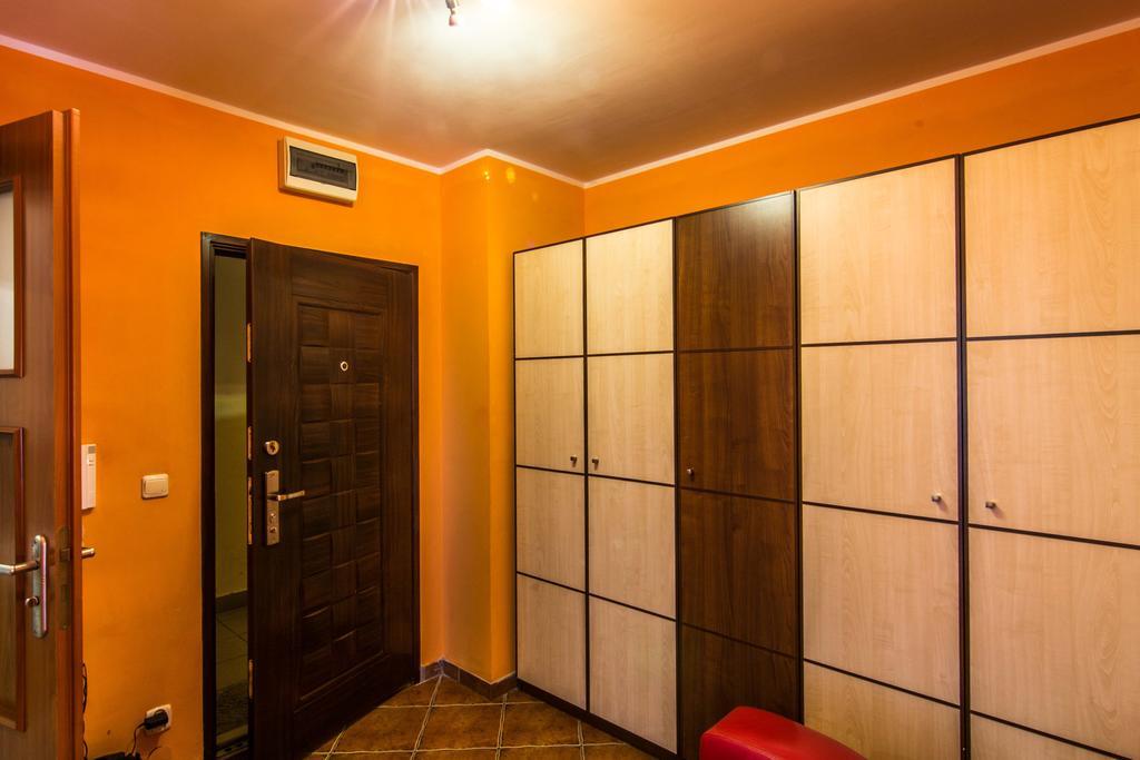 Red Apartment Wrocław Rum bild