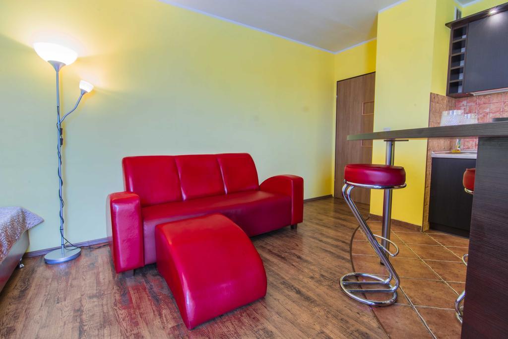 Red Apartment Wrocław Rum bild